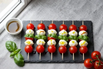 Viral Caprese Skewers (Tomato Mozzarella Basil) with Packing Tips Recipe for a Crowd: Ingredient Amounts, Prep Timeline + Serving Plan