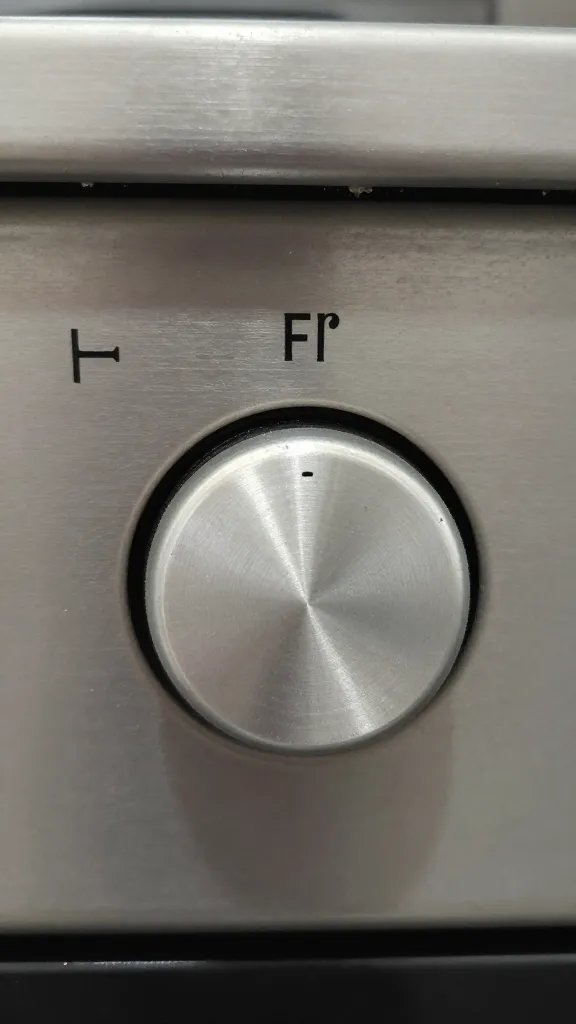 oven dial set to 250°F, crisp detail