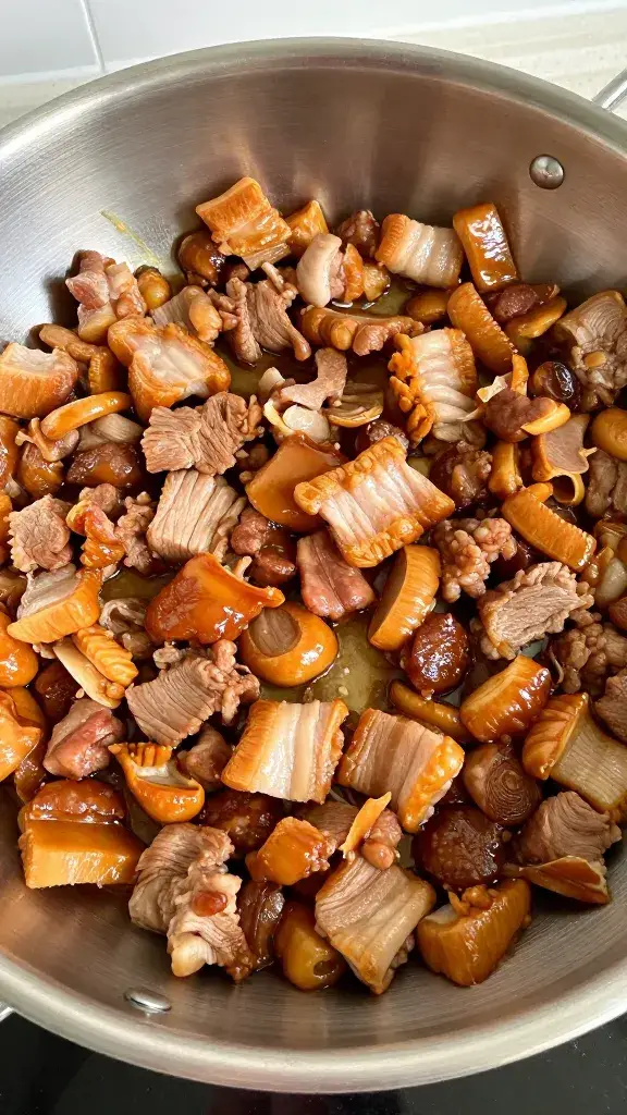 Stainless pan of pork drippings and cracklins
